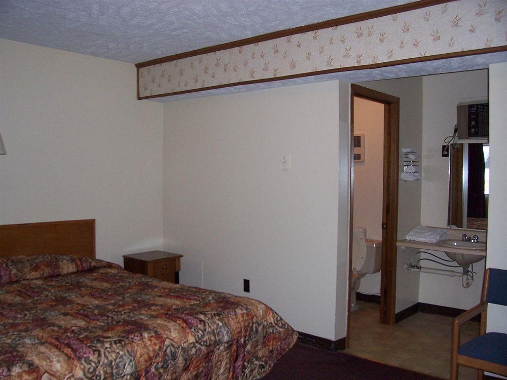 North Country American Inn Kalkaska Exterior photo